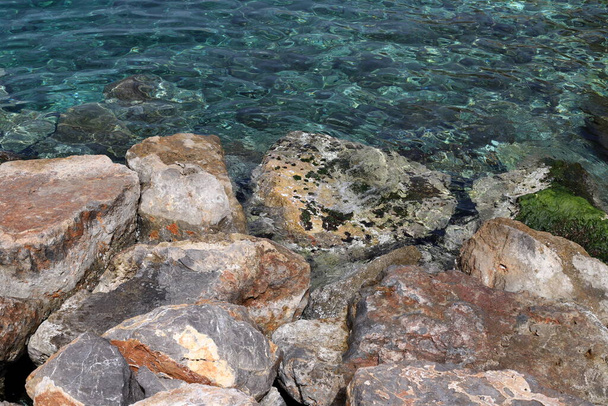 Великі камені на березі Середземного моря.  - Фото, зображення