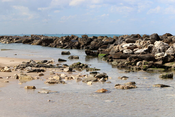 Большие камни на берегу Средиземного моря  - Фото, изображение
