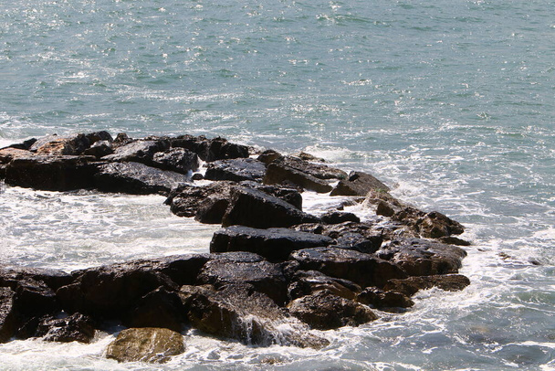 Large stones on the shore of the Mediterranean Sea  - Zdjęcie, obraz