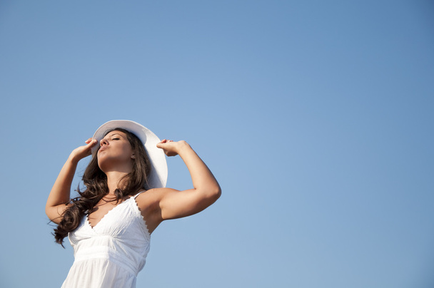 Жінка в небі з капелюхом
 - Фото, зображення