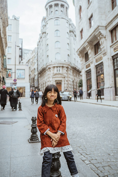 πορτρέτο του όμορφου ασιατικό κοριτσάκι χαμογελώντας στην κάμερα στέκεται εξωτερική - Φωτογραφία, εικόνα