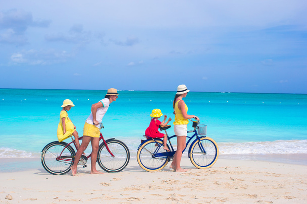 Giovane famiglia felice equitazione biciclette duting vacanza al mare
 - Foto, immagini