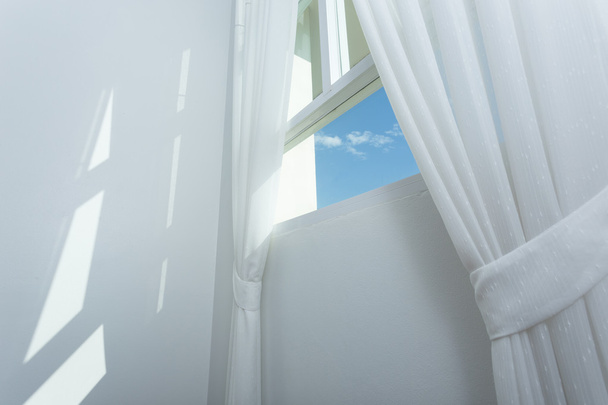 cortina branca na janela com céu azul
 - Foto, Imagem
