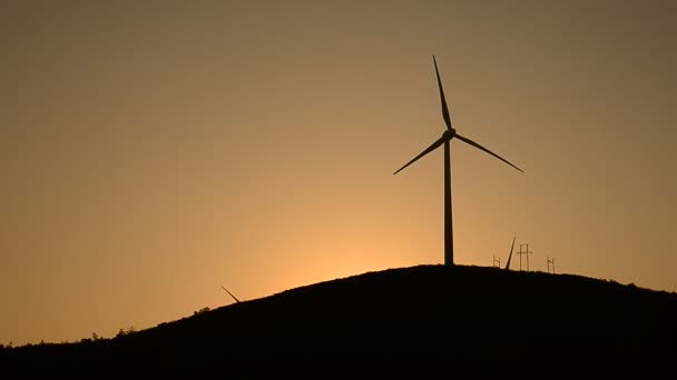 Turbinas eólicas en el campo por la noche
 - Metraje, vídeo