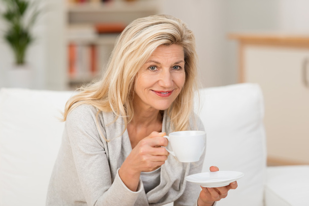 Woman relaxing with cup of coffee - Фото, зображення