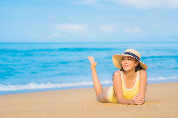 Retrato bonito jovem asiático mulher relaxar sorriso lazer ao redor ao ar livre tropical mar praia oceano em viagens de férias - Foto, Imagem