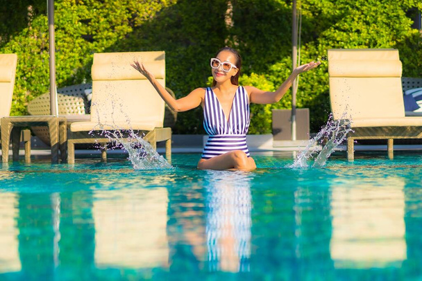 Retrato bonito jovem asiático mulher relaxar sorriso lazer em férias ao redor piscina no resort hotel - Foto, Imagem