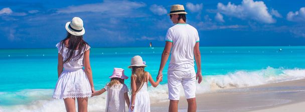 Dört plaj yaz tatili sırasında iki çocuklu aile - Fotoğraf, Görsel