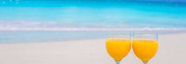 Primer plano de dos copas en la playa tropical blanca
 - Foto, imagen
