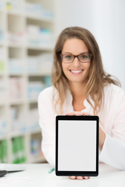Smiling pharmacist displaying blank tablet - Foto, Imagem