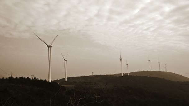 Turbinas eólicas no lado do país à noite
 - Filmagem, Vídeo