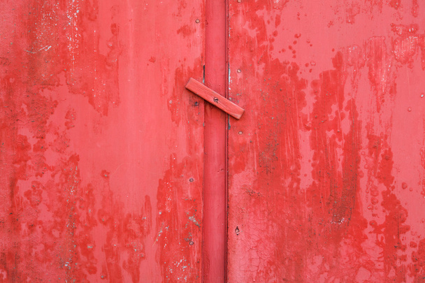 puerta bulgara roja en el templo
  - Foto, imagen