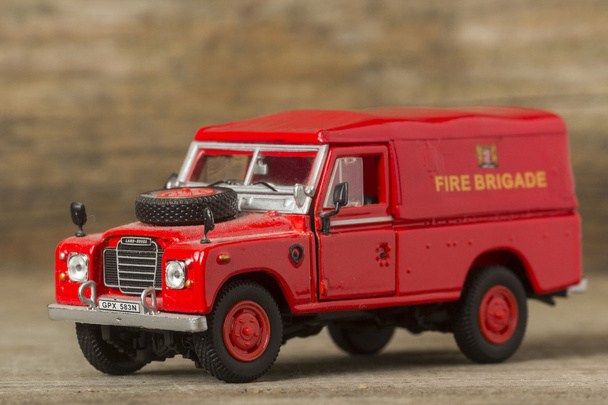 Modelo de metal a escala de un camión de bomberos retro
 - Foto, Imagen