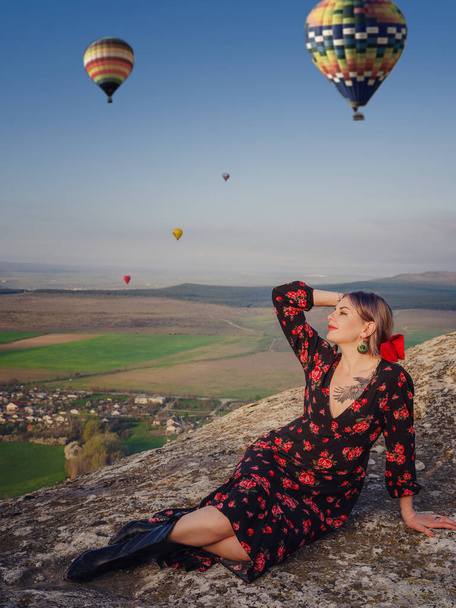 woamn among the balloons. woman are traveling. Hot air balloon flights. Journey. Wild west. Tourism, sightseeing, Turkey. Digital Detox and Soul Search - Foto, imagen