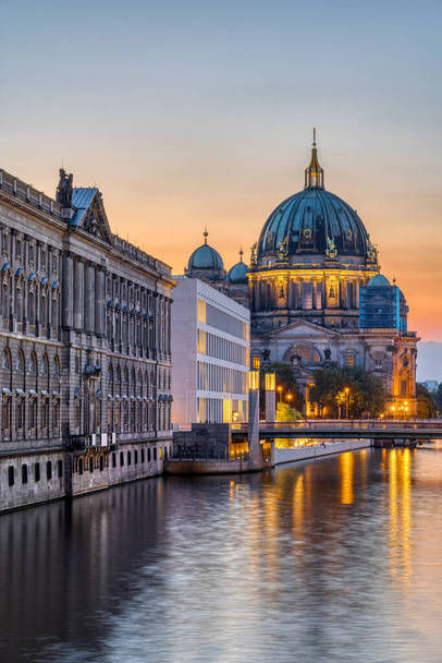 View along the River Spree in Berlin at dusk with the Cathedral in the back - Foto, Bild