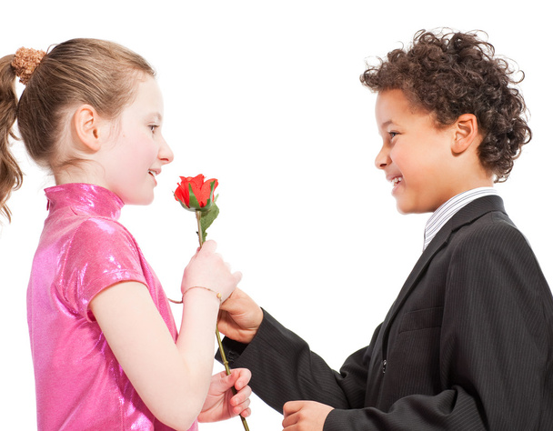 Poika antaa ruusun tytölle
 - Valokuva, kuva