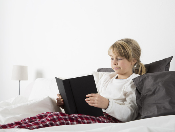 junges Mädchen liest ein Buch - Foto, Bild