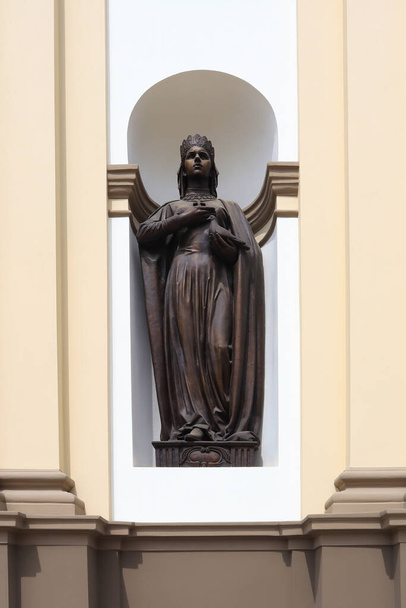 Escultura da Santa Princesa Olga na fachada da Catedral da Ressurreição de Cristo, Ivano-Frankivsk, Ucrânia
 - Foto, Imagem