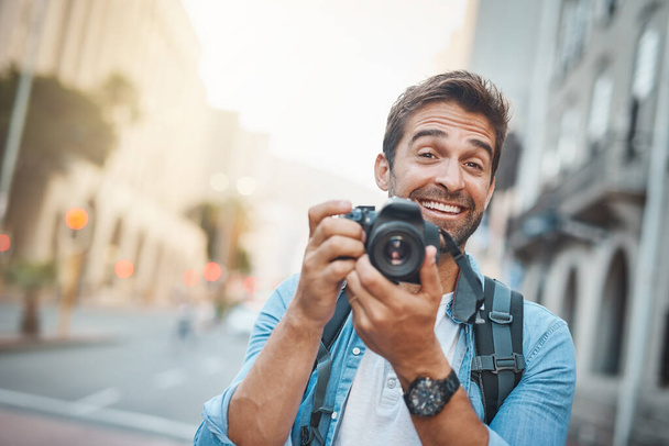 Улыбнись в камеру. молодой человек фотографирует во время путешествия по чужому городу - Фото, изображение