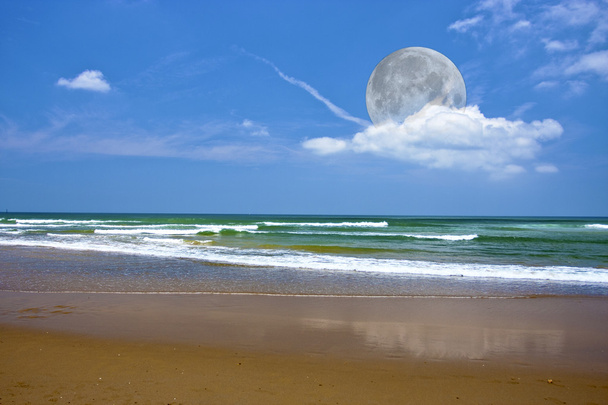 Cielo nublado azul con luna llena
 - Foto, Imagen