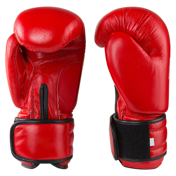 пара красных боксерских перчаток, стоящих спереди и сбоку, на белом фоне, изолировать - Фото, изображение