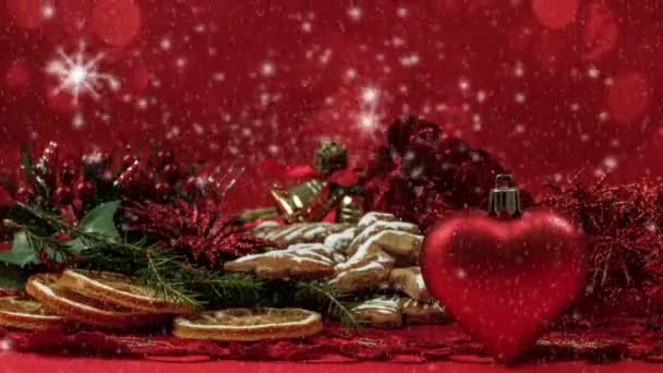 Αφηρημένη χιονιού φόντο με κόκκινη καρδιά και gingerbreads στο κόκκινο - Πλάνα, βίντεο