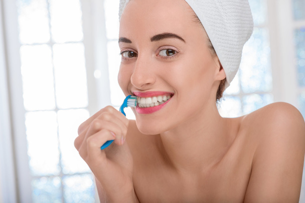 mulher escovar os dentes - Foto, Imagem