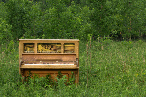 Piano abandonado com espaço de cópia
 - Foto, Imagem