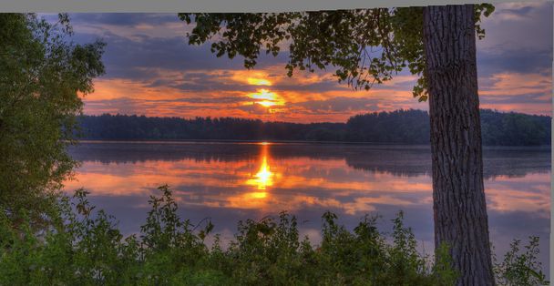 Πανόραμα της μια ανατολή του ηλίου σε μια λίμνη - Φωτογραφία, εικόνα