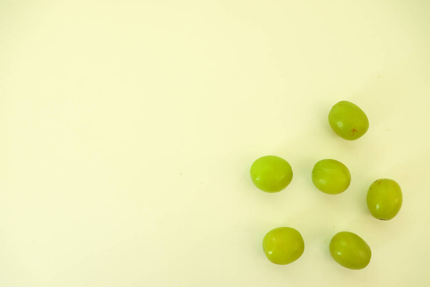 5 green grapes are composed so they look like forming a star shape - Photo, Image