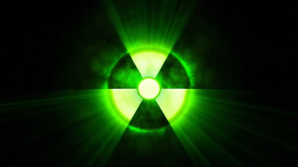 Symbol niebezpieczeństwa radioaktywnych z połyskiem na czarnym tle - Materiał filmowy, wideo
