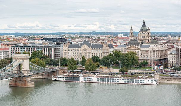 Budapest, Hungary - September 17, 2016: The Chain Bridge Szechenyi Lanchid in Budapest. Budapest Hungary - Фото, зображення