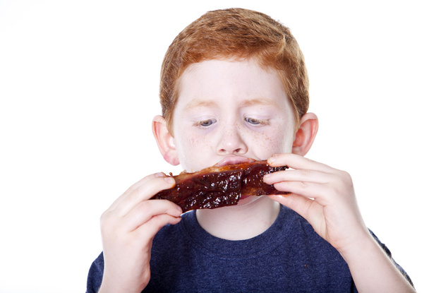 chico comer barbacoa costilla
 - Foto, Imagen