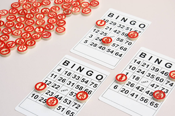 Sok faforgács számok és kártyák egy társasjáték bingó vagy lottó egy könnyű háttér. Orosz Lotto hasonló szabályokat a klasszikus világméretű bingó játék. - Fotó, kép