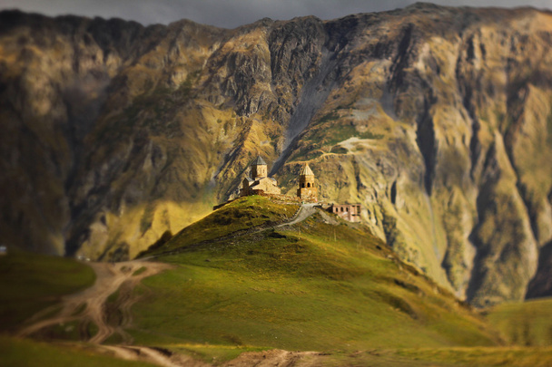 Gergeti-Dreifaltigkeitskirche auf einem Hügel in Georgien - Foto, Bild