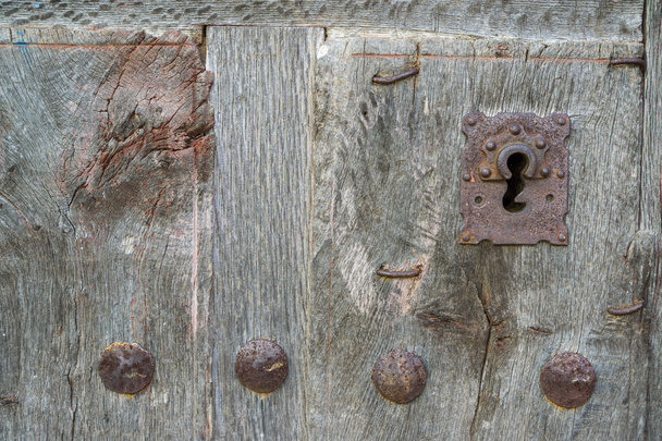Vanha ränsistynyt puinen ovi ja rauta lukko
 - Valokuva, kuva
