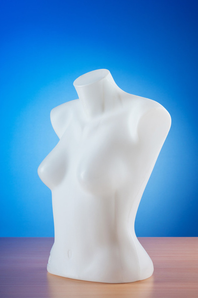 kleding mannequins tegen achtergrond met kleurovergang - Foto, afbeelding