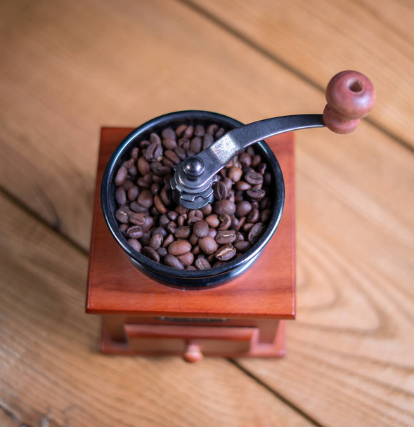 Old vintage grinder with roasted coffee beans and grind coffee - Foto, immagini