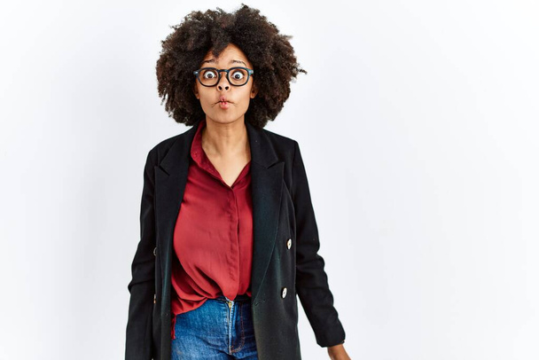 Африканська американка з волоссям афро в діловій куртці і окулярах робить рибину губами, божевільним і комічним жестом. смішний вислів.  - Фото, зображення