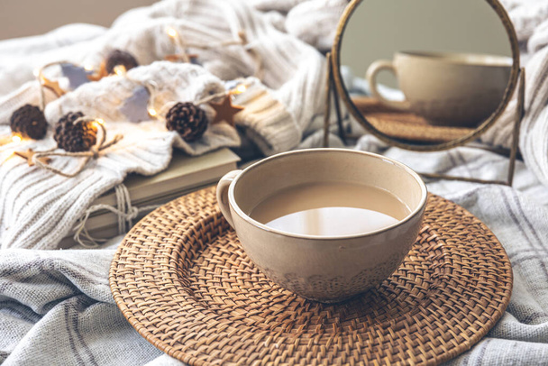 Útulná podzimní kompozice s velkým šálkem kávy a roztomilé detaily výzdoby v posteli. - Fotografie, Obrázek