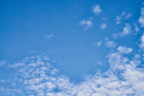 Hermoso cielo azul con nubes en un día soleado - Foto, imagen