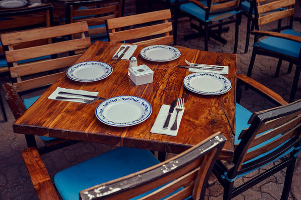 Mesa lista para el almuerzo en una calle principal de playa del carmen en México. - Foto, imagen