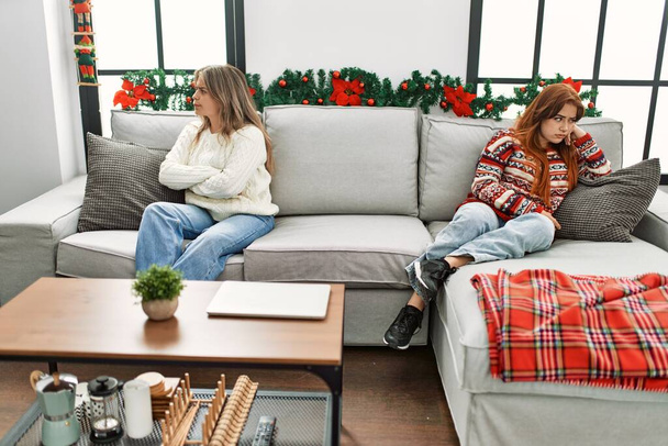 Nő pár dühös problémák ül a karácsonyi dekoráció otthon - Fotó, kép