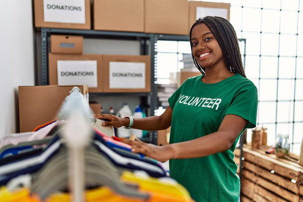 Mujer afroamericana joven con uniforme voluntario que trabaja en el centro de caridad - Foto, imagen