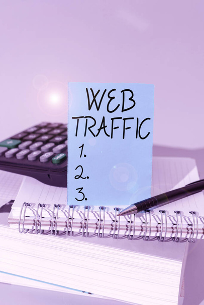 Концептуальный заголовок Web Traffic, Business concept Количество данных, отправленных и полученных посетителями на сайт Важное сообщение, представленное на бумаге на столе с клавиатурой. - Фото, изображение