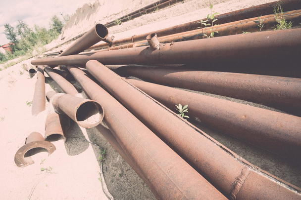 tubos enferrujados deixados no campo - retro, vintage
 - Foto, Imagem