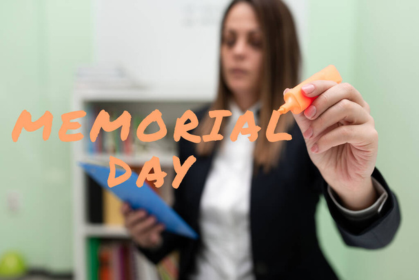 Kézírás szöveg Memorial Day, Üzleti áttekintés Tisztelgés és emlékezés emlékezés azok, akik meghaltak a katonai szolgálat nő kezében írótábla egyik kezében, és jelölő más rámutatva új ötlet - Fotó, kép