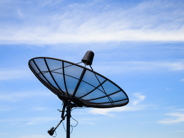 Home receptor de antena parabólica com céu azul
 - Foto, Imagem
