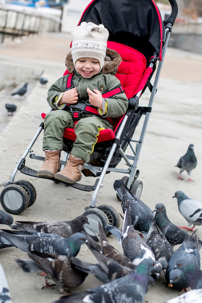 Kleinkind lacht Baby im Kinderwagen  - Foto, Bild
