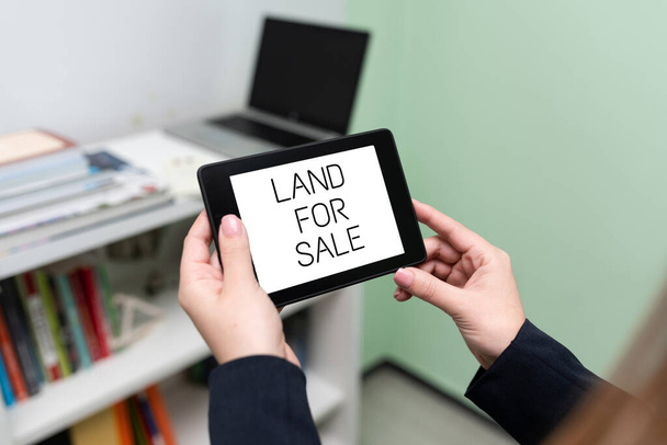 Writing displaying text Land For Sale, Business approach Real Estate Lot Selling Developers Realtors Investment Businesswoman Holding Tablet With Important Informations On It. - Valokuva, kuva